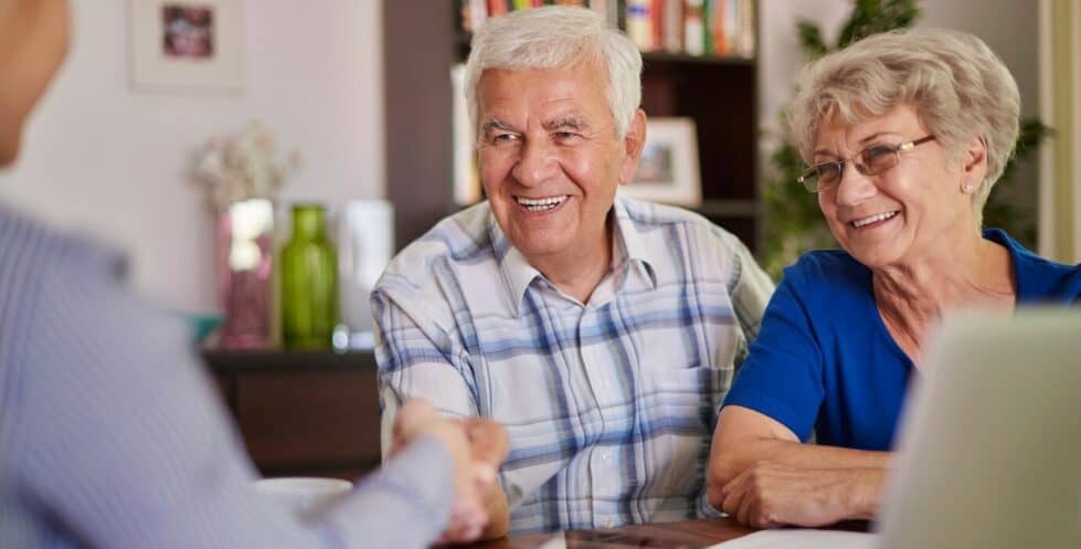 couple de seniors souriant, en rendez-vous professionnel