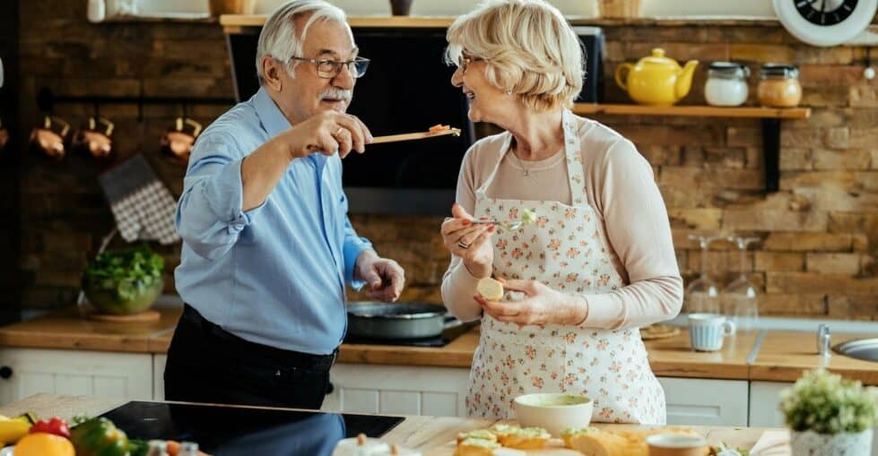 couple de seniors heureux faisant la cuisine