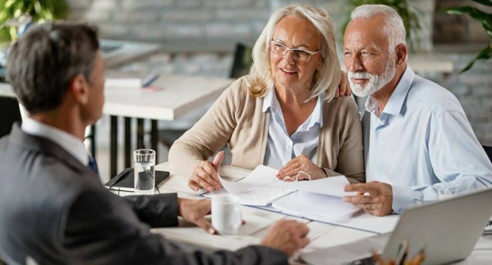 couple de seniors en rendez-vous avec un expert