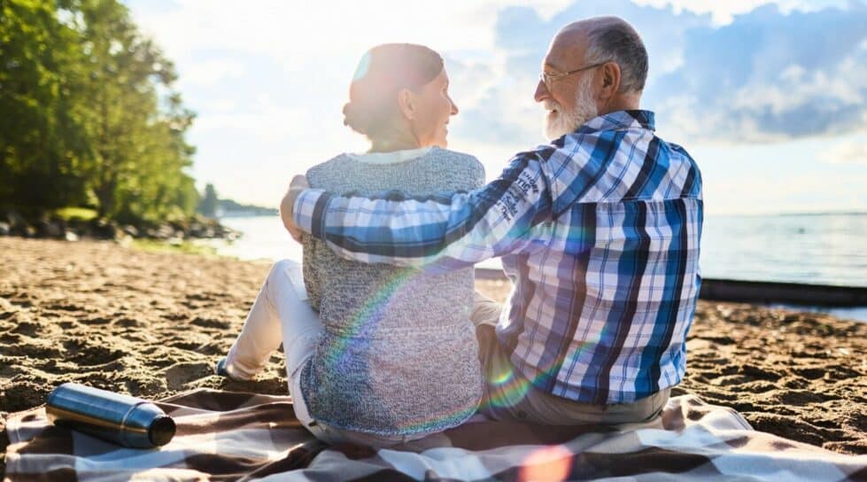 seniors heureux à la plage